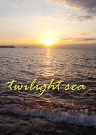 ดวงอาทิตย์ยามพลบค่ำย้อมทะเลให้เป็นสีทอง