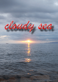 平靜的海面，在黃昏時多雲的天空