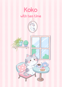 แมว Koko นั่งจิบชา