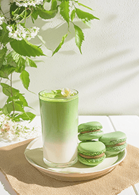 抹茶ラテとマカロン