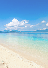 夏日蔚藍的天空和清澈的海水