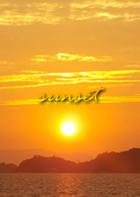 The sunset is dyed orange and healed