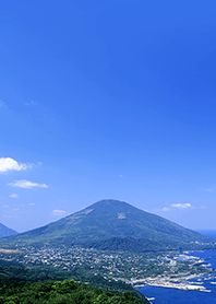 光が差し込む八丈島の海