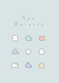 小さな海の生き物。水色とベージュ