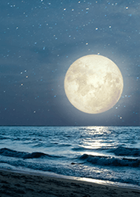 静かなビーチと輝く満月