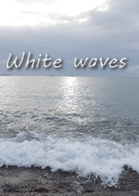ビーチサイドの白い波しぶきの音が心地よい
