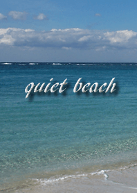 静かなビーチは青い海と空に癒されます。