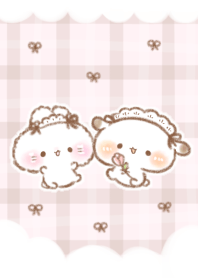 わたあめみたいなうさぎさんともるちゃん。