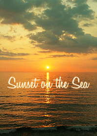 Matahari terbenam di atas laut .