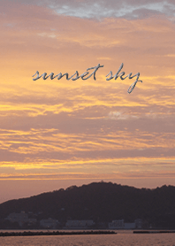 橙色に染まる海の夕焼け空、雲が美しい♪