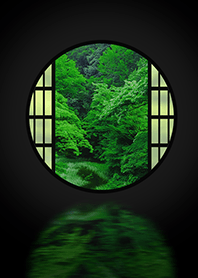 新緑の日本庭園[円窓]
