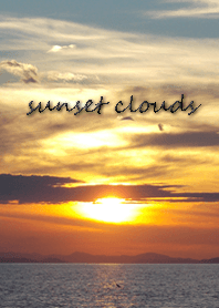 從海的夕陽的天空偷看的太陽染成橙色