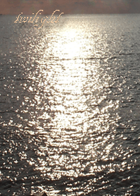 太陽の反射がある夕暮れ時、海辺の風景です