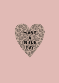 ピンクベージュとヒョウ柄ハート