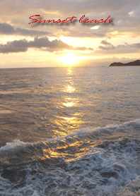 這是吸引好運的日落。黃昏時海。