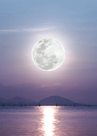 満月とロマンチックな海