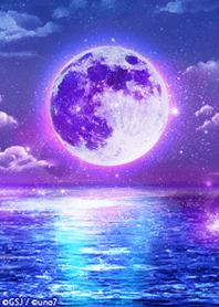พระจันทร์เต็มดวงสีม่วงและทะเลที่ส่องแสง