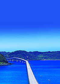 青い海にたたずむ日本一美しい橋