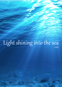 光插入夢幻般的海洋藍