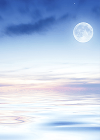 滿月和平靜的水面