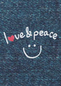 デニムにラブ&ピースのスマイル