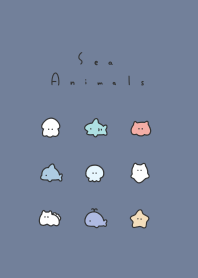 小さな海の生き物。グレーブルー