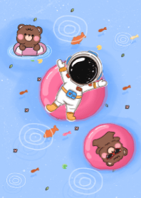 太空人與小熊一起游泳